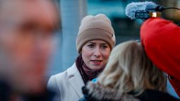 Kaja Kallas, jefa de la diplomacia de la Unión Europea, durante una visita al buque de la Guardia Costera KV Bjornoya, en Tromso, Noruega, el 3 de febrero de 2026. (Rune Stoltz Bertinussen/NTB Scanpix via AP)