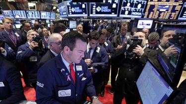 americateve | Especialistas en valores revisan datos en la Bolsa de Valores de Nueva York el mi&eacute;rcoles 18 de diciembre de 2013. La econom&iacute;a de Estados Unidos creci&oacute; a una tasa de 4,1% en el tercer trimestre de 2013, su mejor dato desde 2011. (Foto