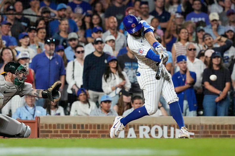 Dansby Swanson de los Cachorros de Chicago batea un sencillo de una carrera en la novena entrada ante los Atléticos el jueves 4 de junio del 2026. (AP Foto/Nam Y. Huh)