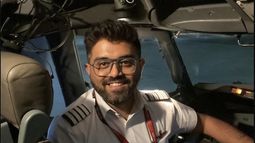 En esta imagen sin fecha, publicada en los perfiles del Ministerio de Exteriores de Israel en redes sociales, el capitán indio Smit Machchhar, en la cabina de un avión en un lugar no revelado. Machchhar estaba a los mandos del avión de FlyDubai que se tuvo que desviar a Tabuk, Arabia Saudí, para un aterrizaje de emergencia el 30, de septiembre de 2026. (Ministerio de Exteriores de Israel vía AP)