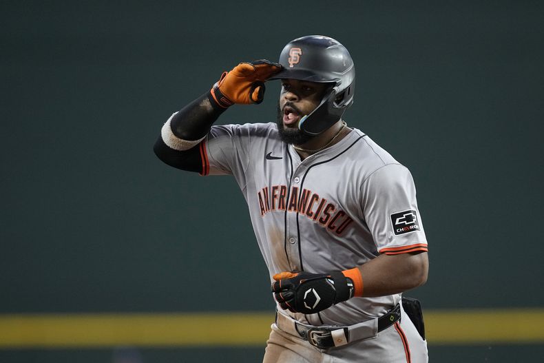 Heliot Ramos de los Gigantes de San Francisco celebra su jonrón de dos carreras en la tercera entrada ante los Rangers de Texas el sábado 8 de junio del 2024. (AP Foto/Tony Gutierrez)