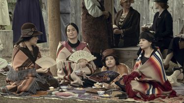 En esta imagen proporcionada por Apple TV+, de izquierda a derecha JaNae Collins, Lily Gladstone, Cara Jade Myers y Jillian Dion en una escena de Killers of the Flower Moon. (Melinda Sue Gordon/Apple TV+ via AP)