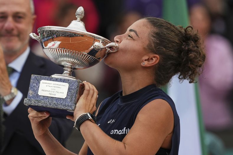 La italiana Jasmine Paolini le da un beso al trofeo tras ganar el Abierto de Italia al vencer a Coco Gauff el sábado 17 de mayo del 2025. (AP Foto/Alessandra Tarantino)