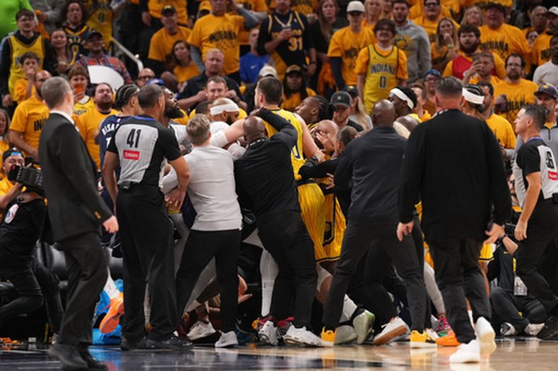 Jugadores de los Mavericks de Dallas y de los Pacers de Indiana se enzarzan en un altercado tras una falta dura durante la primera mitad de un partido de baloncesto de la NBA en Indianápolis, el viernes 23 de octubre de 2026. (Foto AP/AJ Mast)