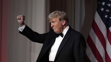 El presidente electo Donald Trump alza un puño tras hablar durante una gala del America First Policy Institute en su club Mar-a-Lago, el jueves 14 de noviembre de 2024, en Palm Beach, Florida. (AP Foto/Alex Brandon)