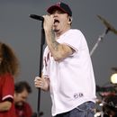 ARCHIVO - El cantante Steve Harwell, de Smash Mouth, actúa con la banda en Anaheim, California el 29 de septiembre de 2008. Harwell, el veterano líder de la banda de pop rock nominada al Grammy Smash Mouth, ha muerto. Tenía 56 años. El manager de la banda, Robert Hayes, dijo que Harwell falleció pacífica y confortablemente el lunes 4 de septiembre de 2023 por la mañana rodeado de familiares y amigos en su casa en Boise, Idaho. (Foto AP/Matt Sayles, archivo)