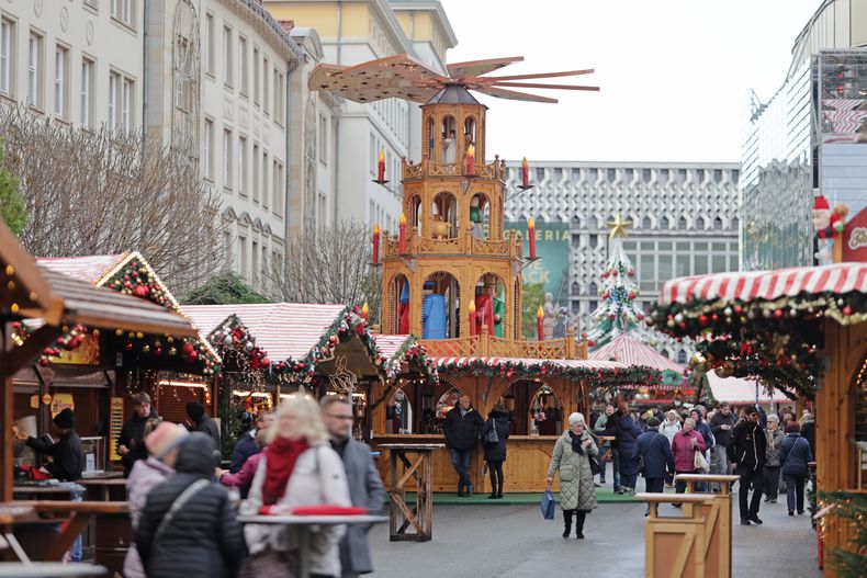 Visitantes pasean por el mercado navideño de la ciudad de Magdeburgo, Alemania, el jueves 20 de noviembre de 2025. (Matthias Bein/dpa vía AP)