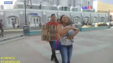 detencion de esposa e hijos de jose daniel ferrer en parque cespedes de santiago de cuba