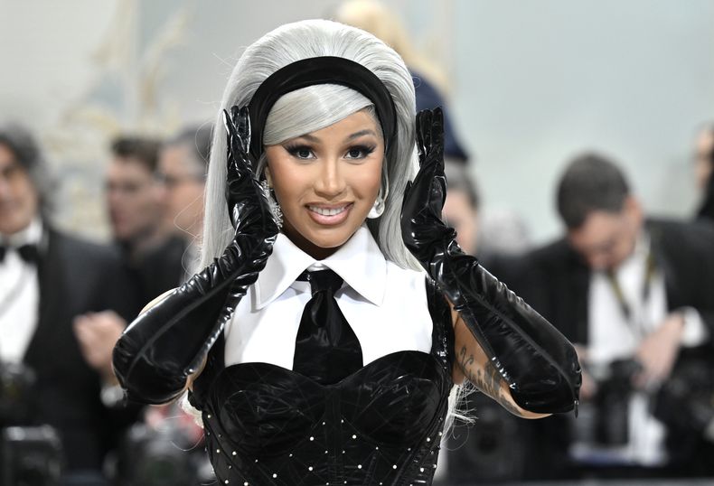 Cardi B llega a la gala del Instituto del Vestido del Museo Metropolitano de Arte para celebrar la inauguración de la exposición Karl Lagerfeld: A Line of Beauty el lunes 1 de mayo de 2023 en Nueva York. (Foto Evan Agostini/Invision/AP)