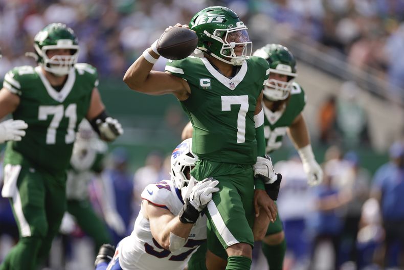 El quarterback Justin Fields (7) de los Jets de Nueva York es derribado por Joey Bossa de los Bills de Buffalo, el domingo 14 de septiembre de 2025, en East Rutherford, Nueva Jersey, EE.UU. (AP Foto/Adam Hunger)
