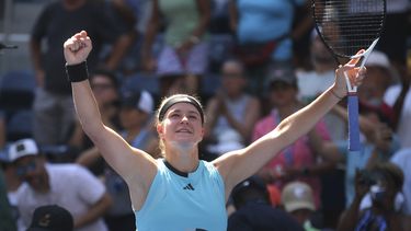 La checa Karolina Muchova celebra tras superar a la china Xinyu Wang en la cuarta ronda del Abierto de Estados Unidos el domingo 3 de septiembre del 2023. (AP Foto/Andres Kudacki)