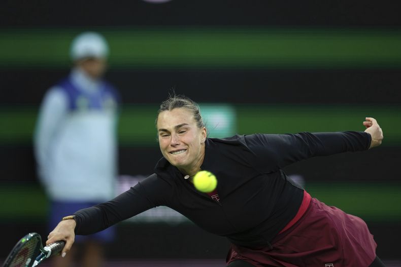 Aryna Sabalenka devuelve ante Liudmila Samsonova en los cuartos de final del Abierto de Indian Wells, el jueves 13 de marzo de 2025, en Indian Wells, California. (AP Foto/Mark J. Terrill)