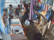 camara de seguridad capta el momento del robo de un celular en una tienda de ropa en el cerro