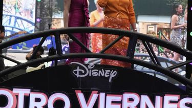 Las actrices Lindsay Lohan, a la izquierda, y Jamie Lee Curtis posan para fotos durante la alfombra roja de la película Freakier Friday en la Ciudad de México, el jueves 24 de julio de 2025. (Foto AP/Marco Ugarte)