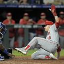 TJ Friedl de los Rojos de Cincinnati supera el tag de cátcher de los Reales de Kansas City Salvador Pérez para anotar la carrera de la victoria en el encuentro del lunes 12 de junio del 2023. (AP Foto/Charlie Riedel)