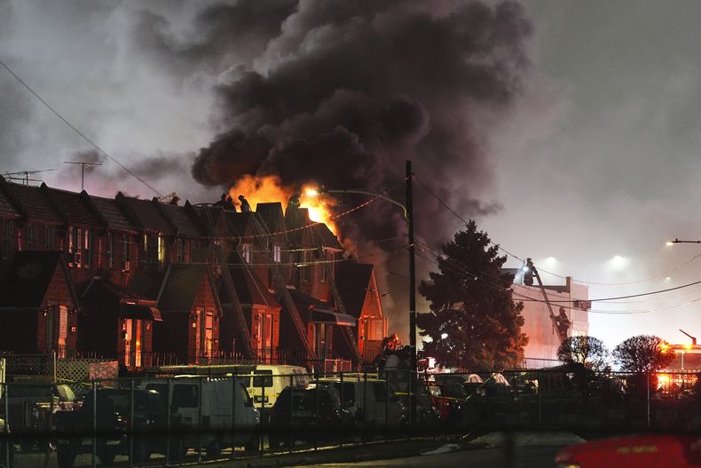 Socorristas trabajan en el sitio donde se estrelló un avión en Filadelfia, el viernes 31 de enero de 2025. (AP Foto/Matt Rourke)