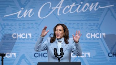 ARCHIVO - La candidata presidencial demócrata y actual vicepresidenta Kamala Harris saluda al público a su llegada a una cumbre del Instituto del Caucus Hispano del Congreso (CHCI), el 18 de septiembre de 2024. (AP Foto/Jose Luis Magana, archivo)
