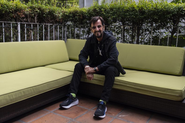 Ringo Starr posa para un retrato en West Hollywood, California, el jueves 17 de octubre de 2024. (Foto AP/Jae C. Hong)