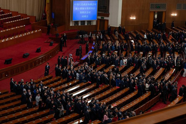 Los delegados abandonan la sala tras la ceremonia de clausura de la Conferencia Consultiva Política del Pueblo Cino en Beijing, el miércoles 11 de marzo de 2026. (AP Foto/Ng Han Guan)