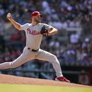Zach Wheeler, de los Filis de Filadelfia, hace un lanzamiento ante los Bravos de Atlanta el sábado 27 de mayo de 2023 (AP Foto/Brynn Anderson)
