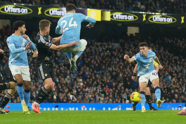 Phil Foden (derecha) anota el tercer gol de Manchester City para la victoria 3-2 ante Leeds en la Liga Premier, el sábado 29 de noviembre de 2025, en Manchester. (AP Foto/Ian Hodgson)