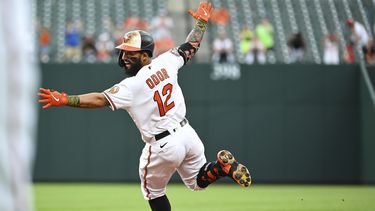 Batazo de Odor permite a Orioles dejar tendidos a Rays