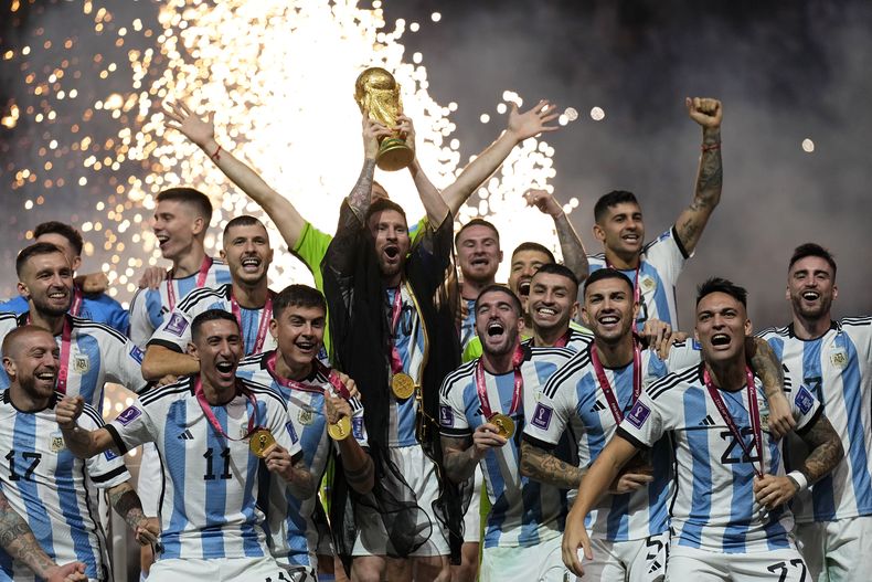 ARCHIVO - Lionel Messi, de Argentina, alza la Copa del Mundo tras vencer en la final a Francia, el 18 de diciembre de 2022, en Lusail, Qatar (AP Foto/Martin Meissner, archivo)