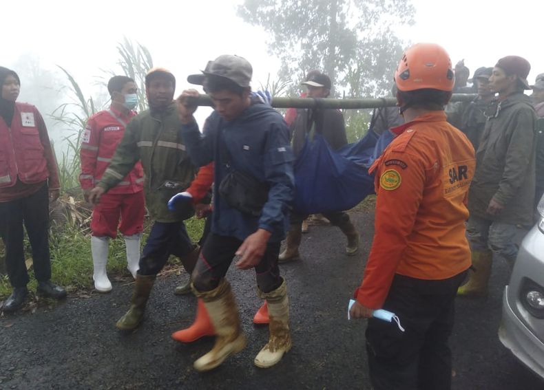 En esta foto publicada por la Agencia Nacional de Gestión de Desastres de Indonesia (BNPB), rescatistas llevan el cuerpo de una víctima de inundaciones en Pekalongan, Java Central, Indonesia, el martes 21 de enero de 2025. (BNPB via AP)