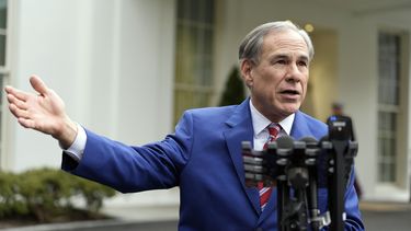 ARCHIVO - El gobernador de Texas, Greg Abbott, habla con la prensa frente al Ala Oeste de la Casa Blanca, el 5 de febrero de 2025, en Washington. (AP Foto/Alex Brandon, archivo)