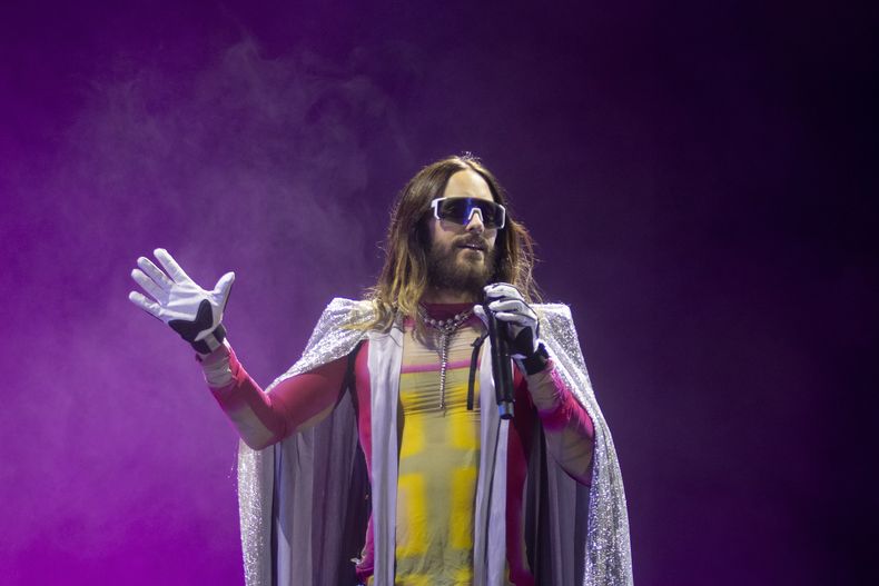 Jared Leto de Thirty Seconds to Mars durante su concierto en el festival Corona Capital en la Ciudad de México, el sábado 18 de noviembre de 2023. (Foto AP/Alejandro Godínez)