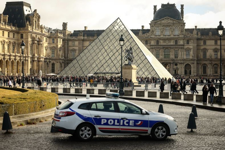 El Museo del Louvre en París el 26 de octubre del 2025. (AP foto/Thomas Padilla)