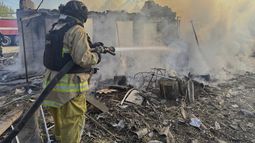En esta imagen proporcionada por el Servicio de Emergencias de Ucrania, un bombero combate un incendio en viviendas en ruinas tras un ataque ruso en la región de Donetsk, Ucrania, el lunes 28 de abril de 2025. (Servicio de Emergencias de Ucrania vía AP)
