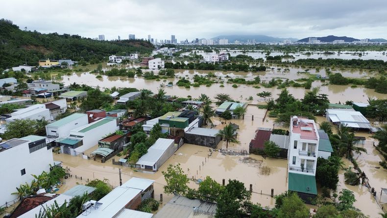Casas sumergidas por inundaciones en Khanh Hoa, Vietnam, el 20 de noviembre de 2025. (Nguyen Huy Thanh/VNA via AP)