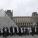 La gente hace fila para ingresar al museo del Louvre, el lunes 27 de enero de 2025 en París. (Foto AP/Thibault Camus)