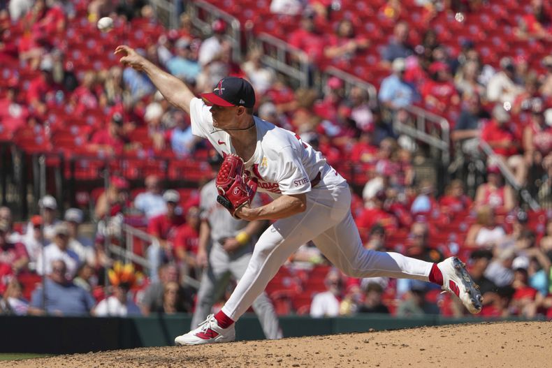 Sonny Gray, abridor de los Cardenales de San Luis, lanza durante la quinta entrada del juego de béisbol de Grandes Ligas frente a los Gigantes de San Francisco, el domingo 7 de septiembre de 2025, en San Luis. (AP Foto/Jeff Roberson)