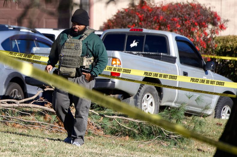 Policías responden a un tiroteo el miércoles 24 de diciembre de 2025 en Glen Burnie, Maryland. (Kaitlin Newman/The Baltimore Banner vía AP)