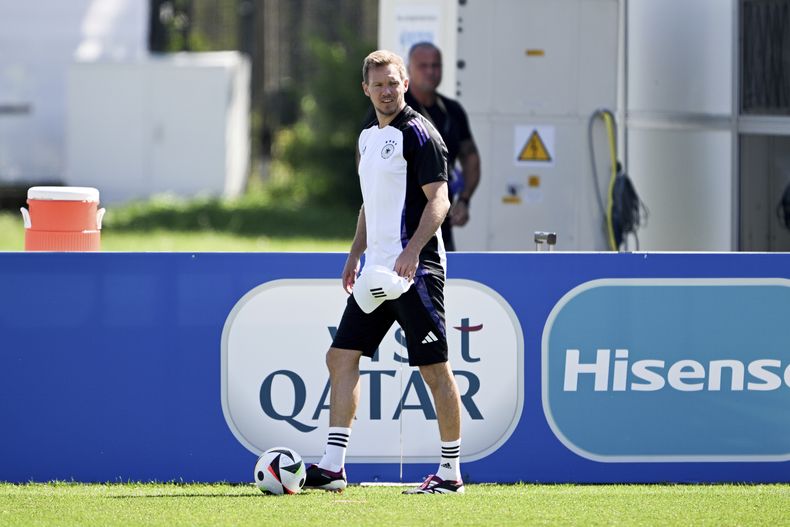 Julian Nagelsmann, técnico de la selección de Alemania dirige una práctica en Herzogenaurach, el 22 de junio de 2024 (Federico Gambarini/dpa via AP)