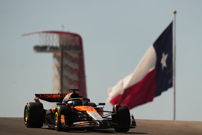El piloto australiano de McLaren, Oscar Piastri, conduce su coche durante la carrera de automovilismo del Gran Premio de Fórmula 1 de EE. UU. en Austin, Texas, el domingo 19 de octubre de 2025. (AP Photo/Eric Gay)