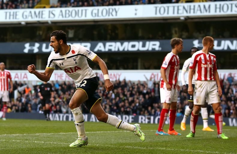 Nacer Chadi festeja su gol ante Stoke City el 9 de noviembre del 2014. Tottenham, no obstante, perdi&oacute; 2-1 y est&aacute; 12do en la tabla de la Liga Premier. El hostigamiento de la hinchada es tal que muchos jugadores prefieren jugar afuera, seg&uac