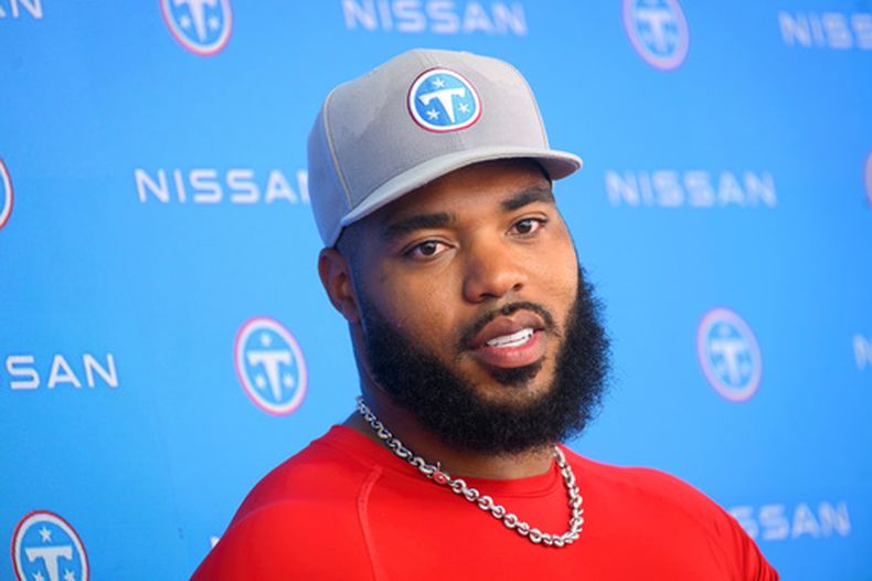 El liniero defensivo de los Titans de Tennessee, Jeffery Simmons, habla con los medios después de la práctica de fútbol americano de la NFL, el miércoles 17 de junio de 2026, en Nashville, Tennessee. (Foto AP/John Amis)
