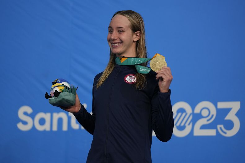 La estadounidense Paige Madden celebra tras ganar la medalla de oro en los 400 metros libre de los Juegos Panamericanos en Santiago, Chile, el sábado 21 de octubre de 2023. (AP Foto/Fernando Vergara)