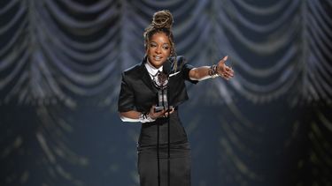 Kara Young acepta el premio a la mejor actriz de reparto en una obra por Purpose durante los 78.º Premios Tony el domingo 8 de junio de 2025 en el Radio City Music Hall de Nueva York. (Foto Charles Sykes/Invision/AP)