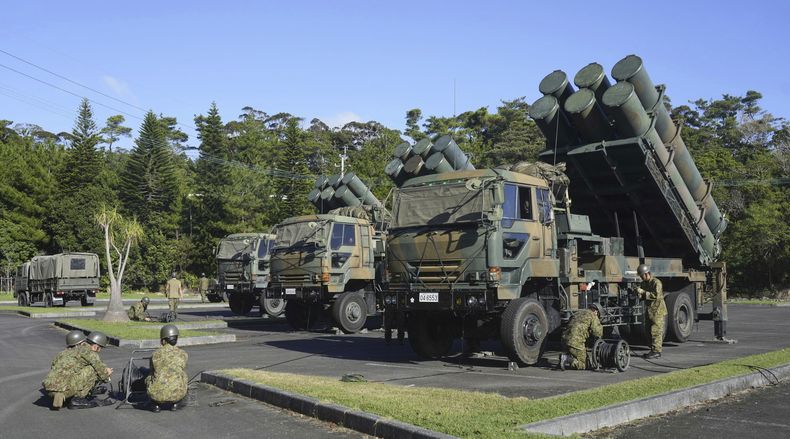 Misiles de corto alcanza tierra-mar Type-88, desplegados durante unas maniobras conjuntas entre Japón y Estados Unidos en la isla de Tokunoshima, en la prefectura de Kagoshima, en el sur de Japón, el 28 de octubre de 2024. (Koji Harada/Kyodo News vía AP)