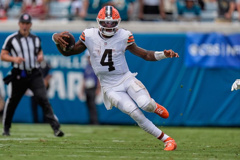 El quarterback de los Browns de Cleveland Deshaun Watson corre con el balón en el encuentro ante los Jaguars de Jacksonville el domingo 13 de septiembre del 2026. (AP Foto/Mike Stewart)