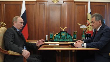 americateve | El presidente ruso Vladimir Putin, izquierda, habla con el ministro de Defensa Serguei Shoigu en el Kremlin, Mosc&uacute;, el jueves 20 de marzo de 2014. La c&aacute;mara baja del Parlamento ruso aprob&oacute; la anexi&oacute;n de la pen&iacute;nsula de C