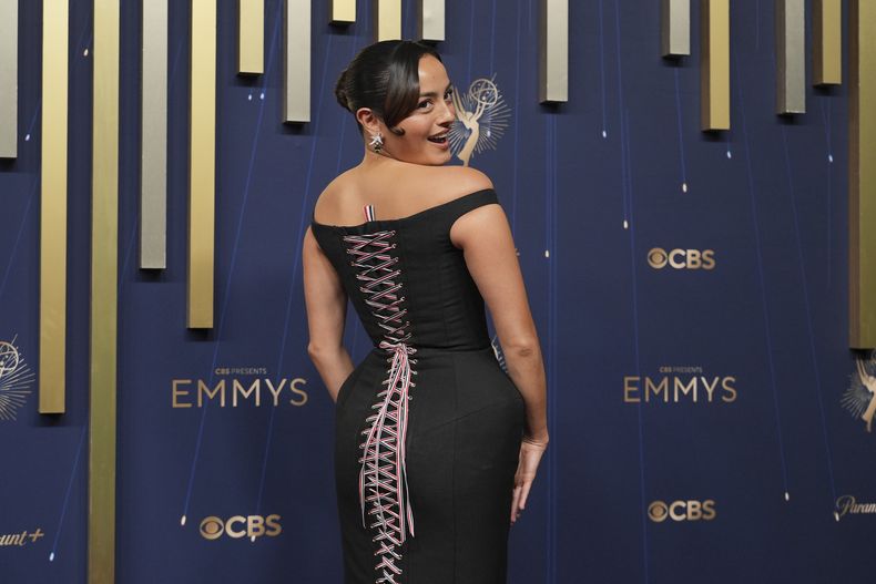 Chase Sui Wonders llega a la 77.ª edición de los Premios Emmy el domingo 14 de septiembre de 2025 en el Teatro Peacock de Los Ángeles. (Foto Richard Shotwell/Invision/AP)