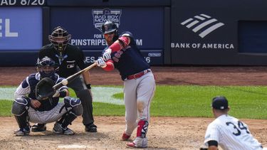 Justin Turner de los Medias Rojas de Boston pega un jonrón de tres carreras en la séptima entrada del encuentro ante los Yanquis de Nueva York el domingo 20 de agosto del 2023. (AP Foto/Frank Franklin II)