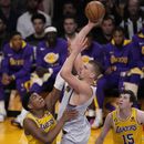 El pívot de los Nuggets de Denver Nikola Jokic lanza el balón sobre Rui Hachimura de los Lakers de Los Ángeles en el juego 4 de las finales de la Conferencia Oeste el lunes 22 de mayo del 2023. (AP Foto/Mark J. Terrill)
