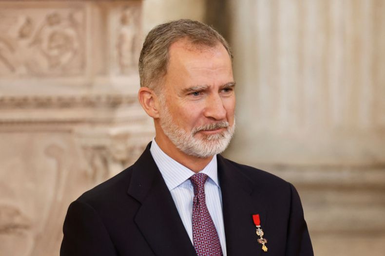 ARCHIVO - El rey Felipe VI de España asiste a los actos conmemorativos del 10mo aniversario de su proclamación como rey de España en el Palacio Real de Madrid, el 19 de junio de 2024. (Juan Medina/Pool Photo vía AP/Archivo)