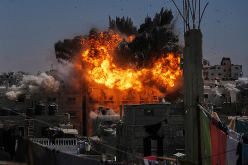 Una explosión causada por un ataque de Israel en Ciudad de Gaza, el miércoles 9 de septiembre de 2026. (AP Foto/Jehad Alshrafi)